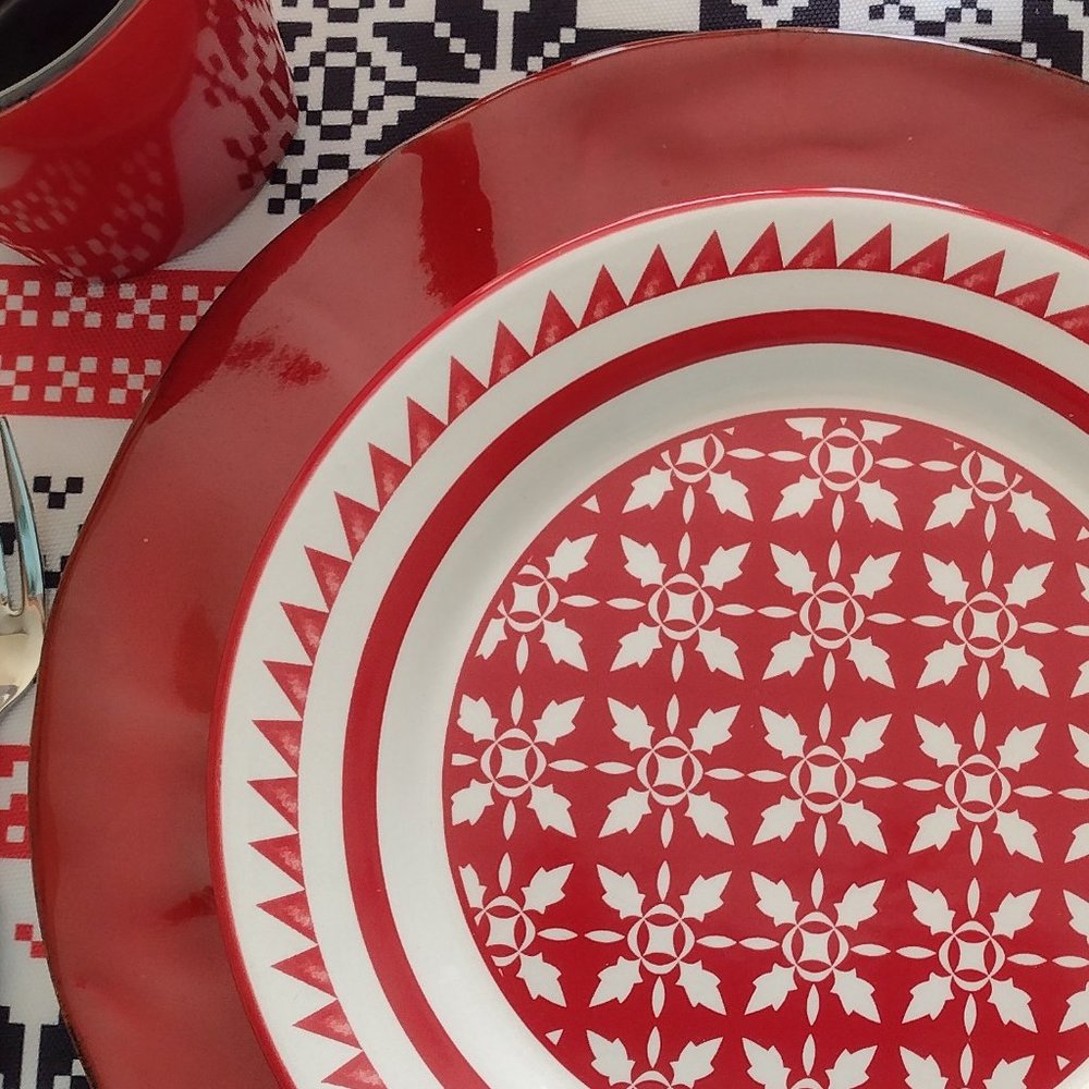 2nd. NWT 4 geometric red and white print 8¾" plates. Unique & pretty pattern!